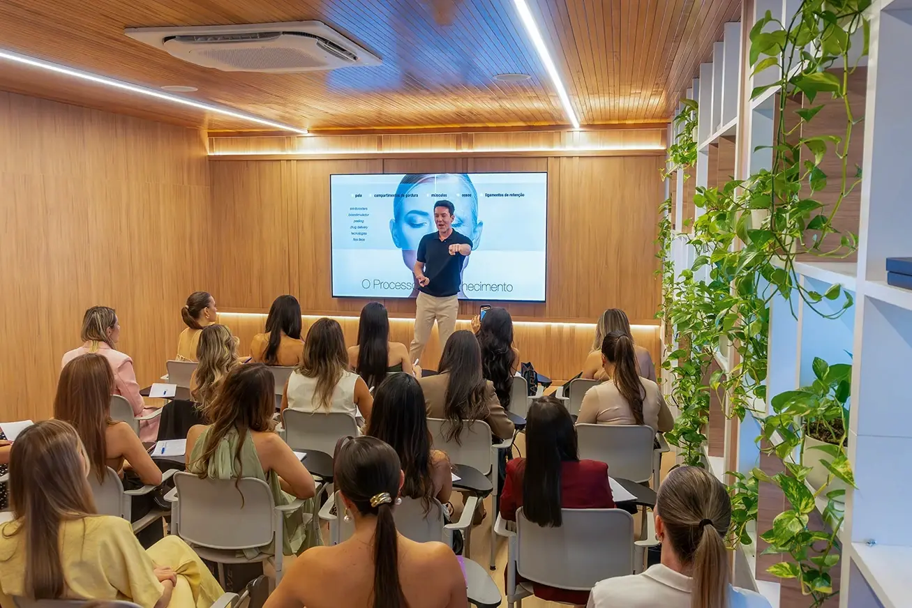 Aula presencial da Pós-Graduação em Estrutura de Concreto e Fundação do Instituto FSC